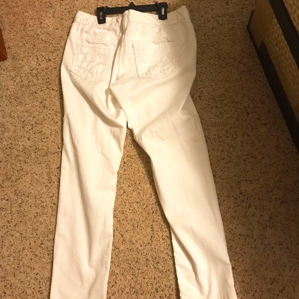 Maurice’s white jeans size 9/10 CUTE !!!